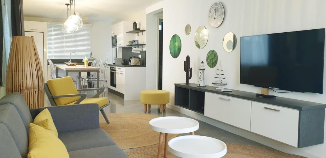 Sunkissed - Brand New Beach Apartment Located 50M From Beach Flic-en-Flacq Extérieur photo